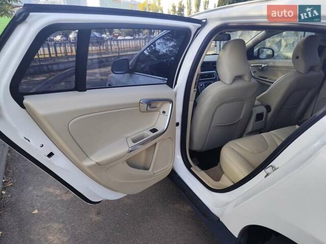 Белый Вольво B60, объемом двигателя 1.97 л и пробегом 156 тыс. км за 11500 $, фото 14 на Automoto.ua