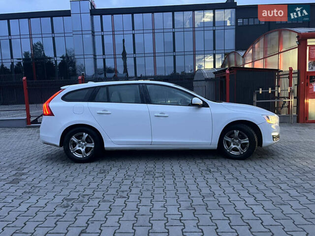 Белый Вольво B60, объемом двигателя 1.97 л и пробегом 275 тыс. км за 10900 $, фото 3 на Automoto.ua