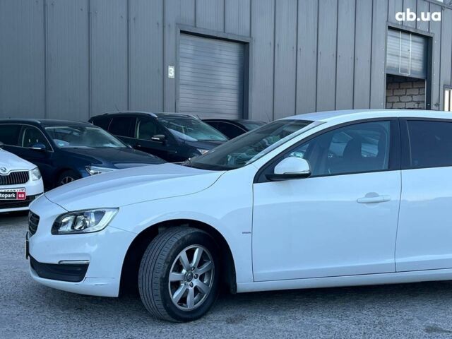 Белый Вольво B60, объемом двигателя 2 л и пробегом 300 тыс. км за 13940 $, фото 2 на Automoto.ua