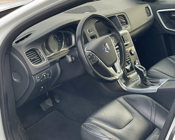 Белый Вольво B60, объемом двигателя 2.4 л и пробегом 214 тыс. км за 17299 $, фото 31 на Automoto.ua