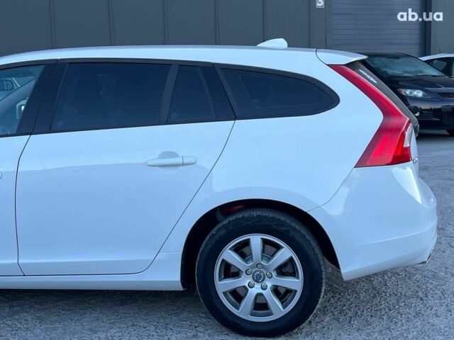 Белый Вольво B60, объемом двигателя 2 л и пробегом 300 тыс. км за 13940 $, фото 3 на Automoto.ua