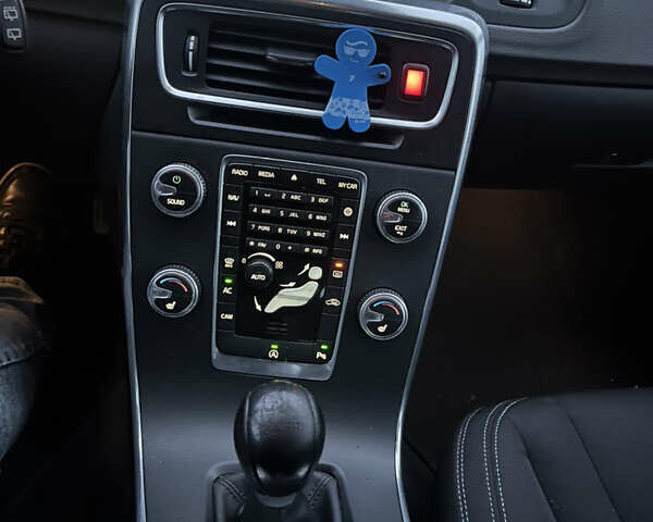 Белый Вольво B60, объемом двигателя 1.97 л и пробегом 275 тыс. км за 10900 $, фото 11 на Automoto.ua