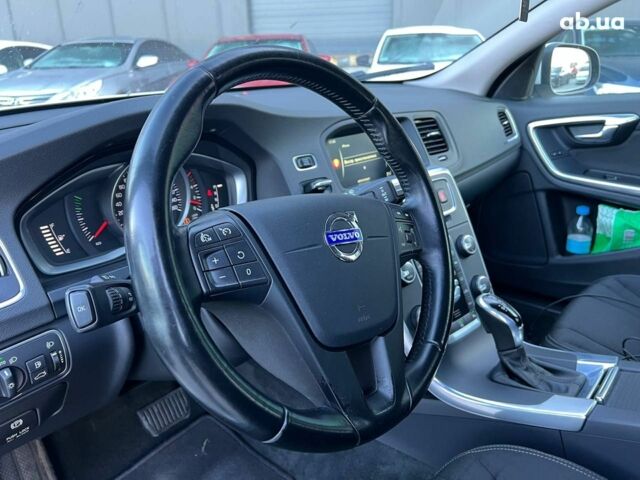 Белый Вольво B60, объемом двигателя 2 л и пробегом 300 тыс. км за 13940 $, фото 17 на Automoto.ua