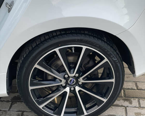 Белый Вольво B60, объемом двигателя 2.4 л и пробегом 214 тыс. км за 17299 $, фото 67 на Automoto.ua