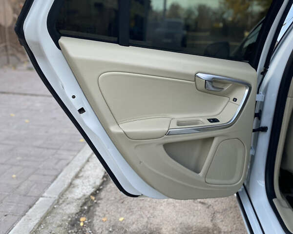 Вольво B60 2014 у Кропивницькому (Кіровограді) на Automoto.ua Білий Вольво B60, об'ємом двигуна 2 л та пробігом 249 тис. км за 12500 $, фото 17 на Automoto.ua