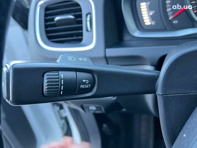 Белый Вольво B60, объемом двигателя 2 л и пробегом 300 тыс. км за 13940 $, фото 23 на Automoto.ua
