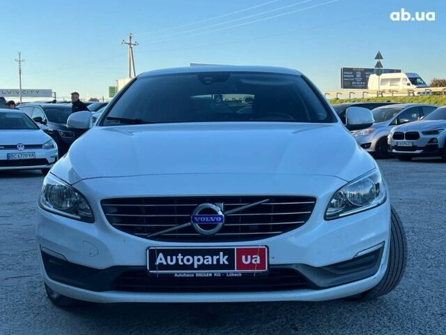 Белый Вольво B60, объемом двигателя 2 л и пробегом 300 тыс. км за 13940 $, фото 1 на Automoto.ua