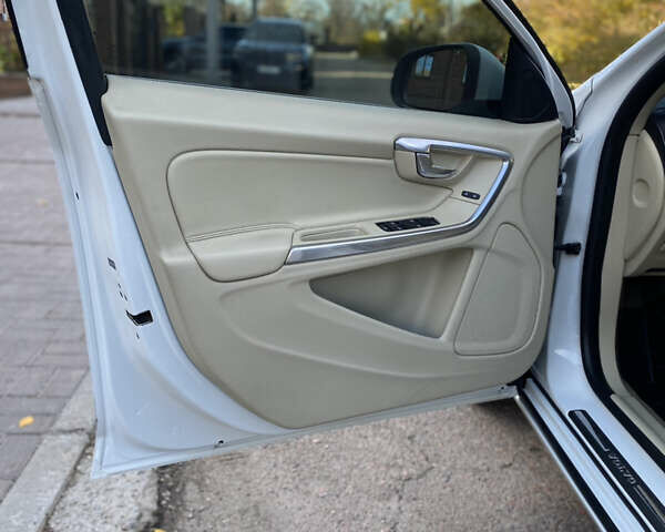 Вольво B60 2014 у Кропивницькому (Кіровограді) на Automoto.ua Білий Вольво B60, об'ємом двигуна 2 л та пробігом 249 тис. км за 12500 $, фото 13 на Automoto.ua