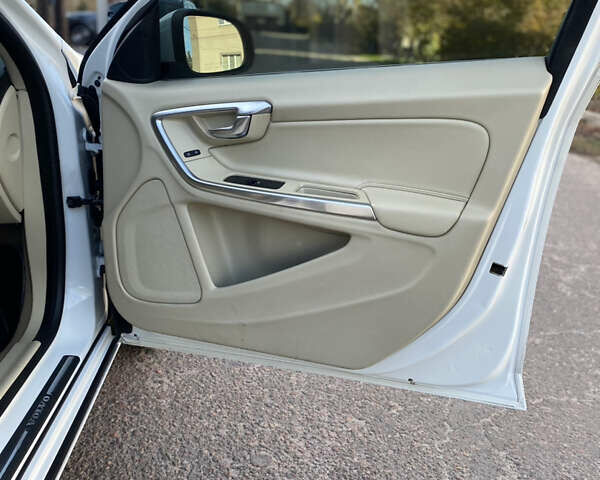 Вольво B60 2014 у Кропивницькому (Кіровограді) на Automoto.ua Білий Вольво B60, об'ємом двигуна 2 л та пробігом 249 тис. км за 12500 $, фото 24 на Automoto.ua