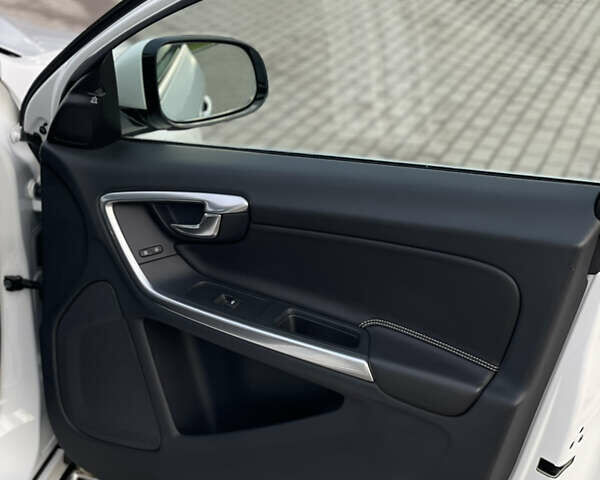 Белый Вольво B60, объемом двигателя 2.4 л и пробегом 214 тыс. км за 17299 $, фото 46 на Automoto.ua