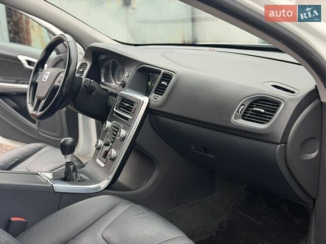 Белый Вольво B60, объемом двигателя 1.98 л и пробегом 257 тыс. км за 9450 $, фото 39 на Automoto.ua