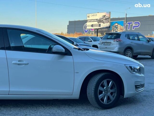 Белый Вольво B60, объемом двигателя 2 л и пробегом 300 тыс. км за 13940 $, фото 8 на Automoto.ua