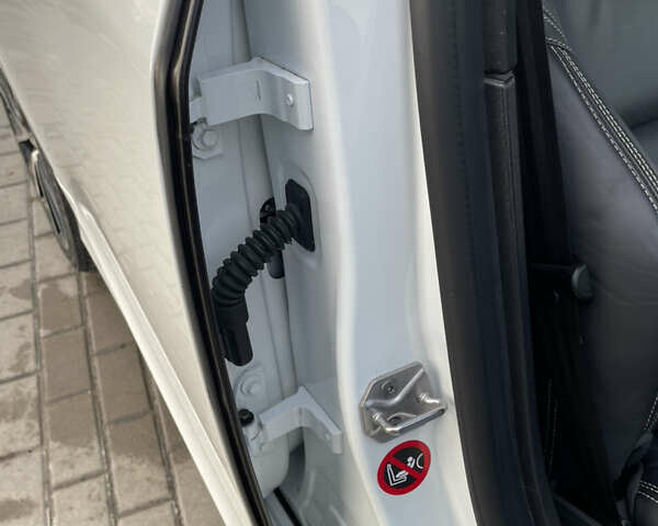 Белый Вольво B60, объемом двигателя 2.4 л и пробегом 214 тыс. км за 17299 $, фото 54 на Automoto.ua