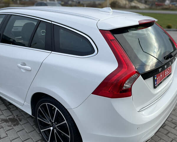 Белый Вольво B60, объемом двигателя 2.4 л и пробегом 214 тыс. км за 17299 $, фото 18 на Automoto.ua