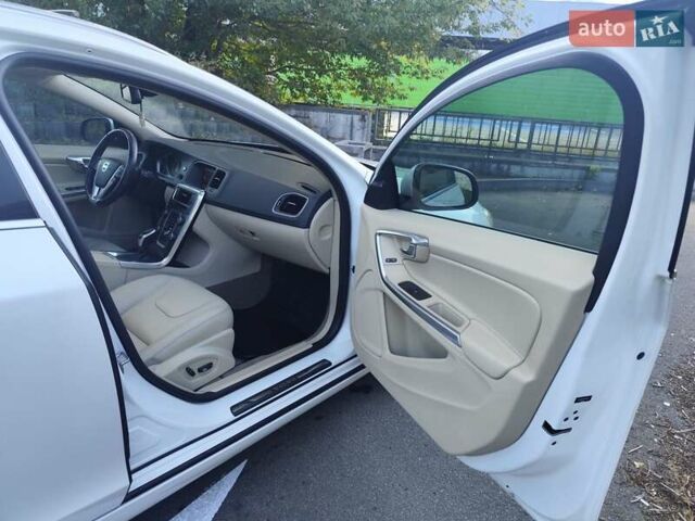 Белый Вольво B60, объемом двигателя 1.97 л и пробегом 156 тыс. км за 11500 $, фото 28 на Automoto.ua