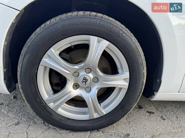 Белый Вольво B60, объемом двигателя 2 л и пробегом 272 тыс. км за 10500 $, фото 8 на Automoto.ua