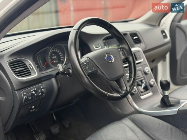 Белый Вольво B60, объемом двигателя 1.98 л и пробегом 257 тыс. км за 9450 $, фото 28 на Automoto.ua