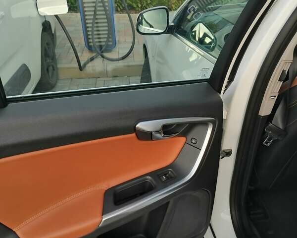 Білий Вольво B60, об'ємом двигуна 2.4 л та пробігом 377 тис. км за 14500 $, фото 53 на Automoto.ua