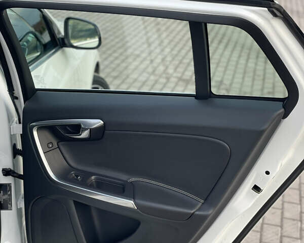 Белый Вольво B60, объемом двигателя 2.4 л и пробегом 214 тыс. км за 17299 $, фото 57 на Automoto.ua