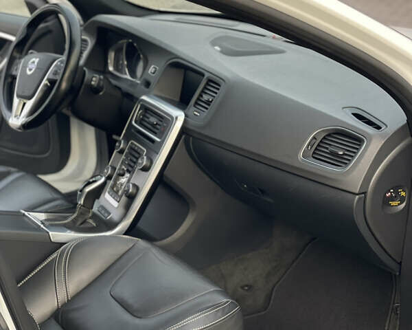 Белый Вольво B60, объемом двигателя 2.4 л и пробегом 214 тыс. км за 17299 $, фото 45 на Automoto.ua