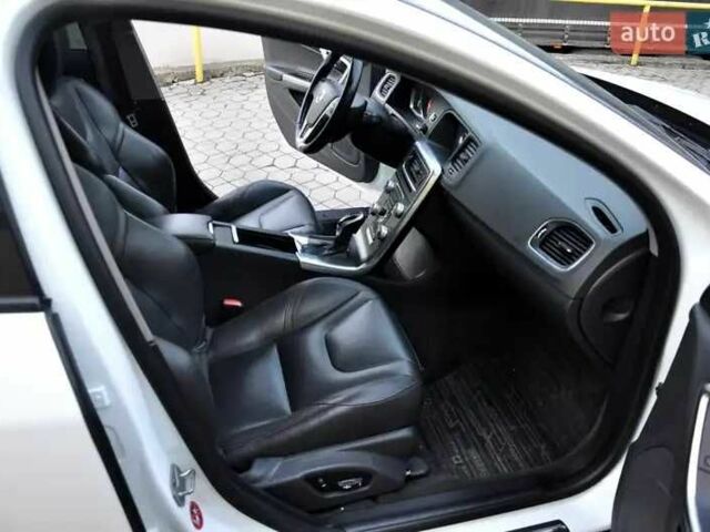 Белый Вольво B60, объемом двигателя 2.5 л и пробегом 161 тыс. км за 13999 $, фото 14 на Automoto.ua