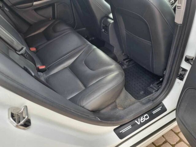 Белый Вольво B60, объемом двигателя 2.4 л и пробегом 177 тыс. км за 14800 $, фото 7 на Automoto.ua