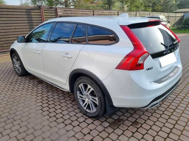 Белый Вольво B60, объемом двигателя 2.4 л и пробегом 177 тыс. км за 14800 $, фото 2 на Automoto.ua