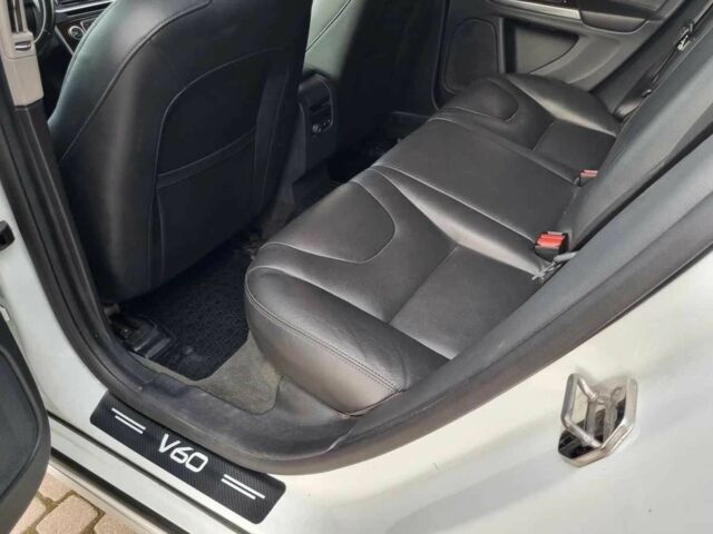 Белый Вольво B60, объемом двигателя 2.4 л и пробегом 177 тыс. км за 14800 $, фото 5 на Automoto.ua