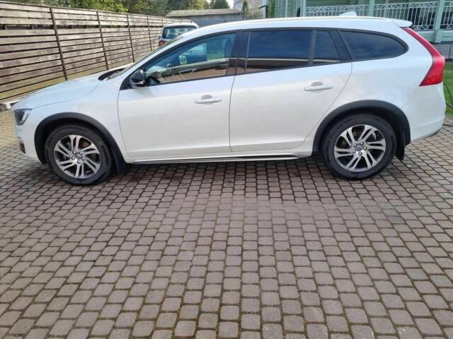 Белый Вольво B60, объемом двигателя 2.4 л и пробегом 177 тыс. км за 14800 $, фото 1 на Automoto.ua