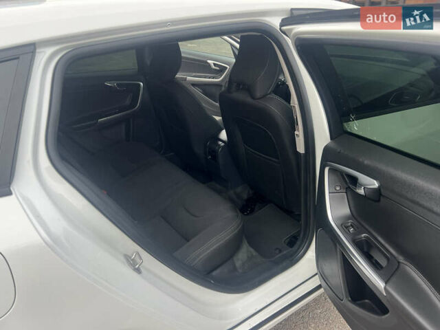 Білий Вольво B60, об'ємом двигуна 2 л та пробігом 282 тис. км за 11700 $, фото 18 на Automoto.ua