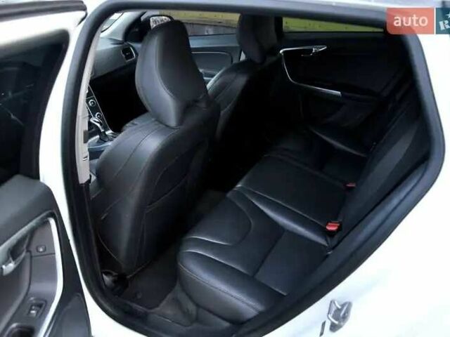 Белый Вольво B60, объемом двигателя 2.5 л и пробегом 161 тыс. км за 13999 $, фото 15 на Automoto.ua