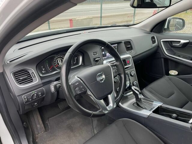 Белый Вольво B60, объемом двигателя 2.5 л и пробегом 253 тыс. км за 11200 $, фото 4 на Automoto.ua