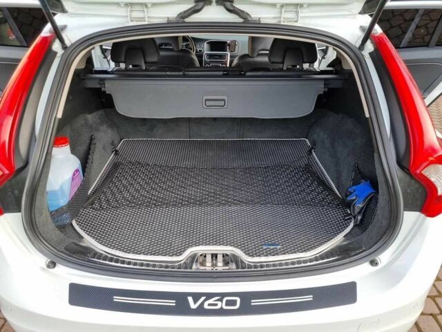 Белый Вольво B60, объемом двигателя 2.4 л и пробегом 177 тыс. км за 14800 $, фото 4 на Automoto.ua