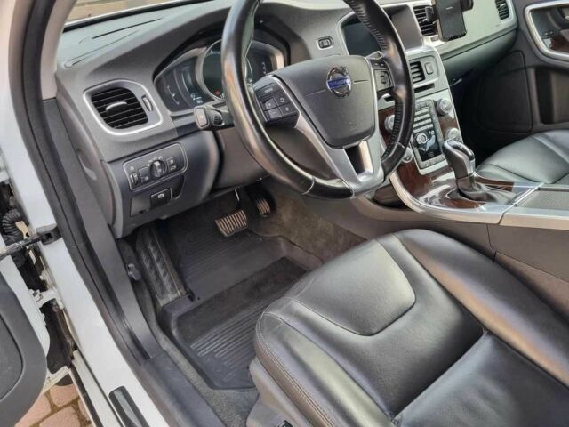 Белый Вольво B60, объемом двигателя 2.4 л и пробегом 177 тыс. км за 14800 $, фото 6 на Automoto.ua