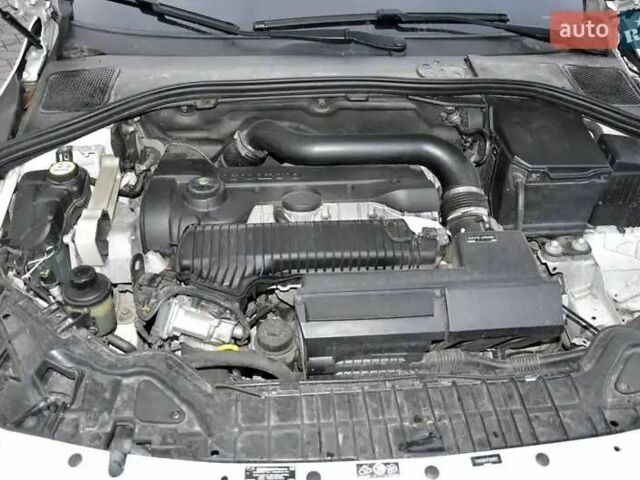 Белый Вольво B60, объемом двигателя 2.5 л и пробегом 161 тыс. км за 13999 $, фото 20 на Automoto.ua