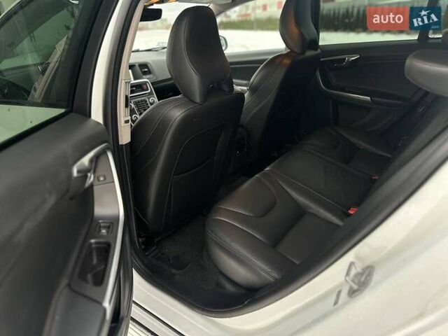 Белый Вольво B60, объемом двигателя 2.5 л и пробегом 203 тыс. км за 14000 $, фото 18 на Automoto.ua