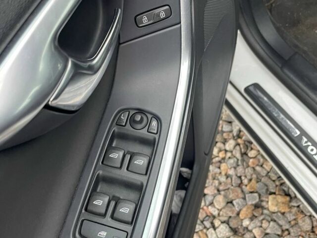 Белый Вольво B60, объемом двигателя 2.5 л и пробегом 253 тыс. км за 11200 $, фото 7 на Automoto.ua