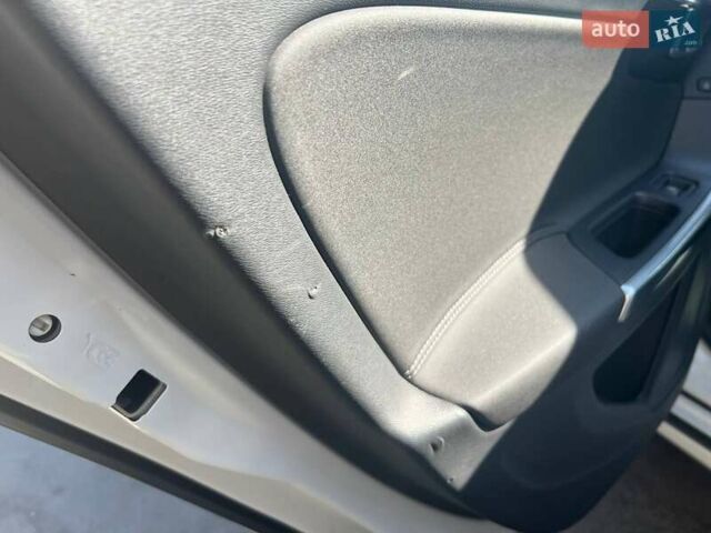Белый Вольво B60, объемом двигателя 2.5 л и пробегом 253 тыс. км за 11300 $, фото 13 на Automoto.ua