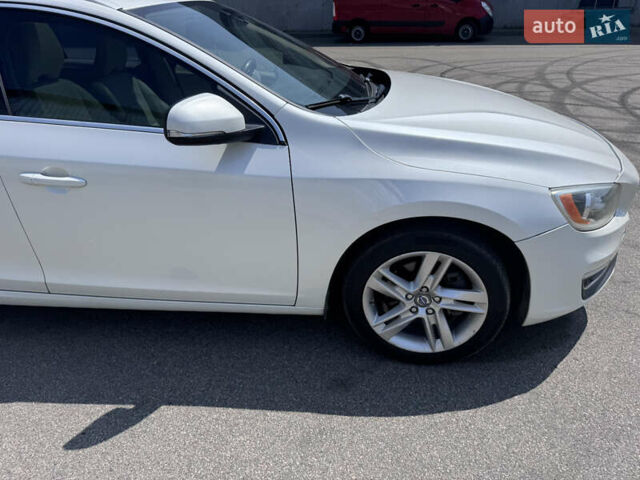 Белый Вольво B60, объемом двигателя 2 л и пробегом 155 тыс. км за 11200 $, фото 10 на Automoto.ua