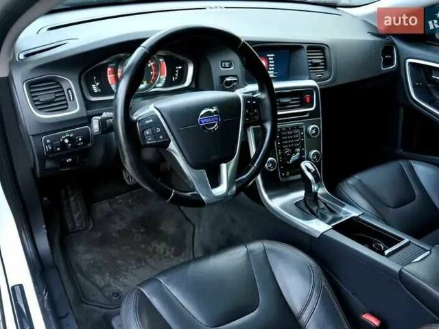 Белый Вольво B60, объемом двигателя 2.5 л и пробегом 161 тыс. км за 13999 $, фото 11 на Automoto.ua