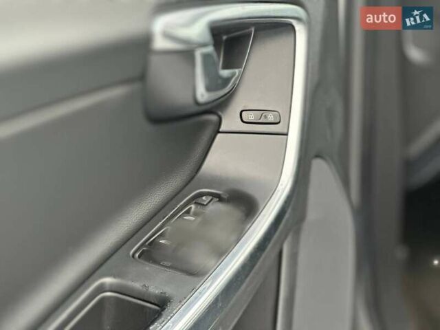 Белый Вольво B60, объемом двигателя 2.5 л и пробегом 203 тыс. км за 14000 $, фото 16 на Automoto.ua