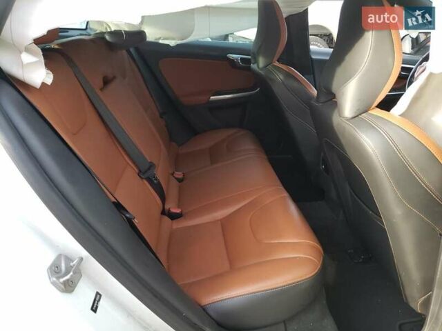 Белый Вольво B60, объемом двигателя 1.97 л и пробегом 116 тыс. км за 1200 $, фото 9 на Automoto.ua