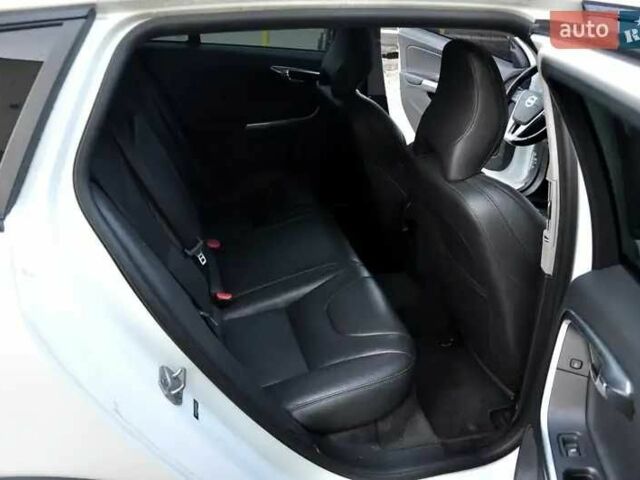 Белый Вольво B60, объемом двигателя 2.5 л и пробегом 161 тыс. км за 13999 $, фото 16 на Automoto.ua