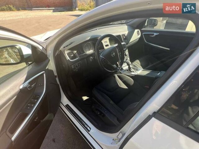 Белый Вольво B60, объемом двигателя 2.5 л и пробегом 253 тыс. км за 11300 $, фото 6 на Automoto.ua