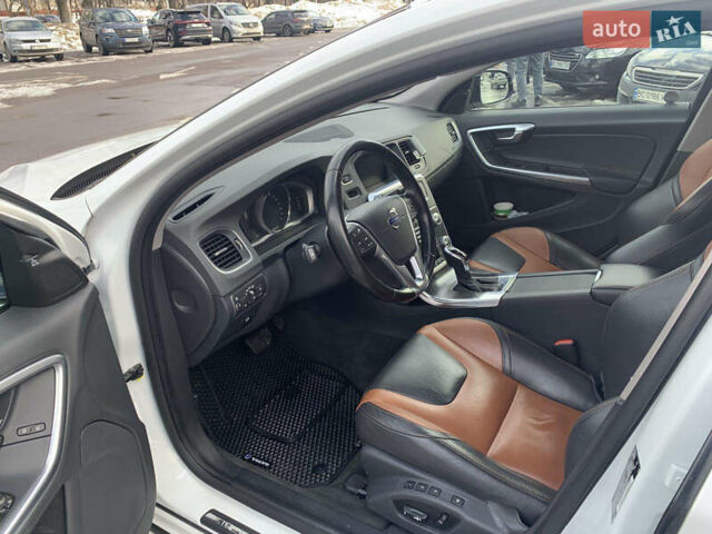 Белый Вольво B60, объемом двигателя 2.5 л и пробегом 150 тыс. км за 17500 $, фото 9 на Automoto.ua