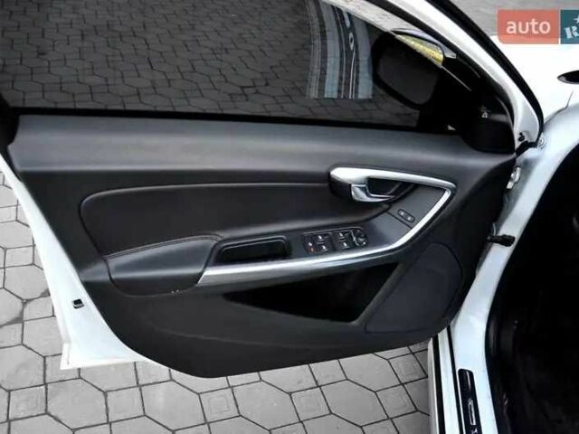 Белый Вольво B60, объемом двигателя 2.5 л и пробегом 161 тыс. км за 13999 $, фото 10 на Automoto.ua