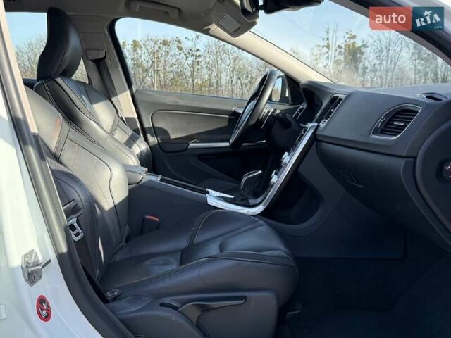 Белый Вольво B60, объемом двигателя 2 л и пробегом 251 тыс. км за 14299 $, фото 90 на Automoto.ua