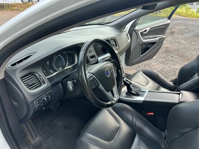 Белый Вольво B60, объемом двигателя 2.5 л и пробегом 75 тыс. км за 12000 $, фото 7 на Automoto.ua