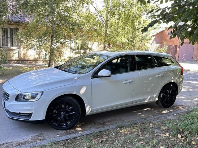 Білий Вольво B60, об'ємом двигуна 2 л та пробігом 290 тис. км за 14279 $, фото 2 на Automoto.ua