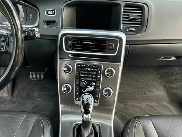 Белый Вольво B60, объемом двигателя 2.5 л и пробегом 75 тыс. км за 12000 $, фото 8 на Automoto.ua